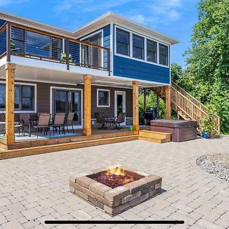 Cheerful Sister Lakes 4 Bdr Lake Hse W/ Hot Tub.